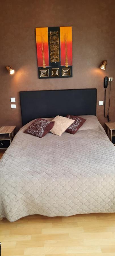 乐古德基恩斯酒店 Ambrieres Les Vallees 外观 照片